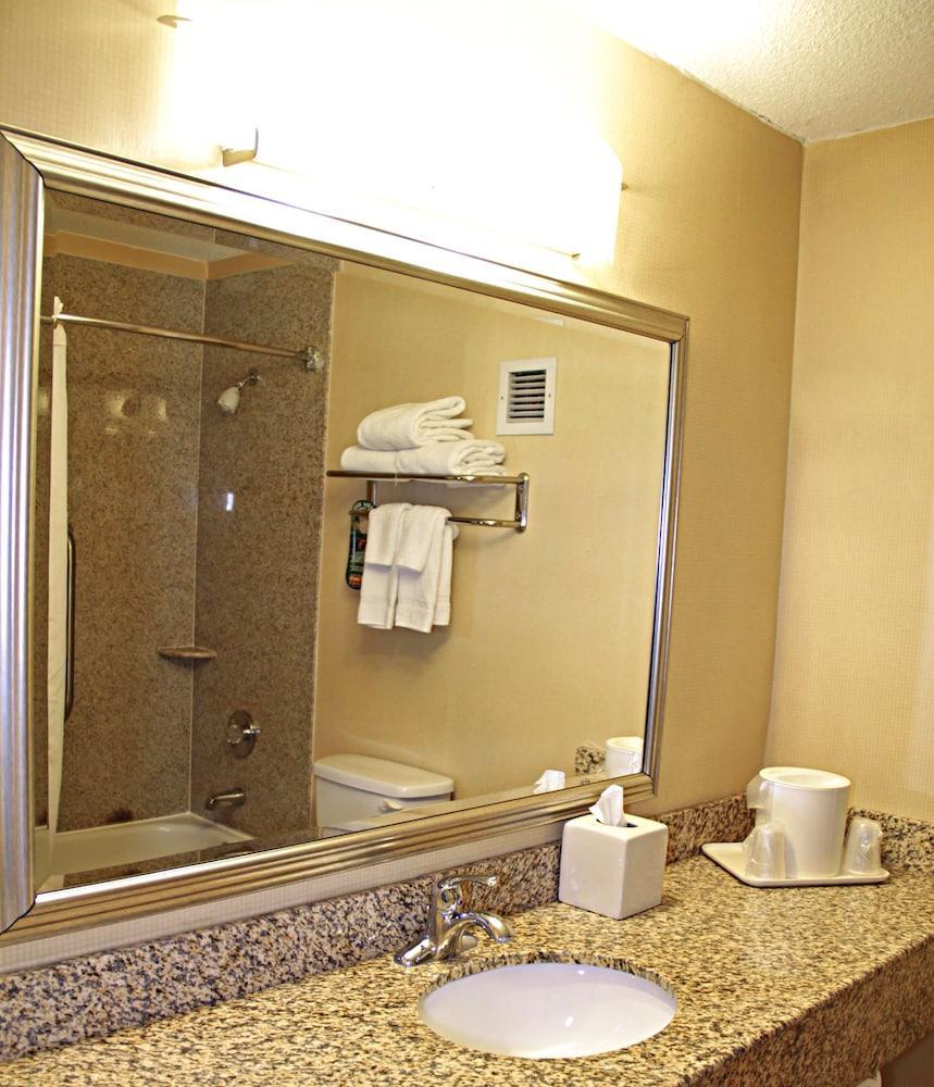 Comfort Inn & Suites Airport Сиракьюс Экстерьер фото