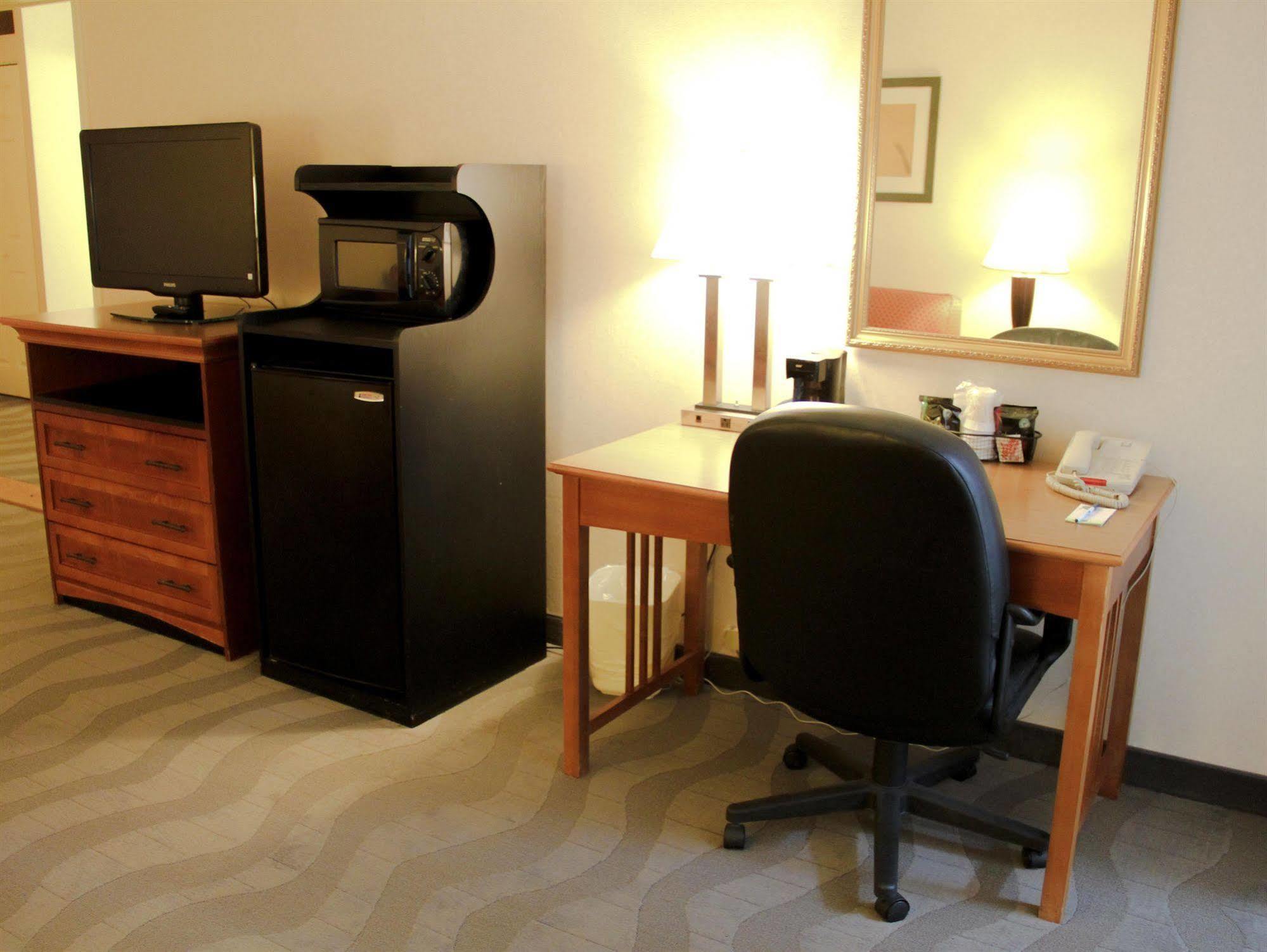 Comfort Inn & Suites Airport Сиракьюс Экстерьер фото