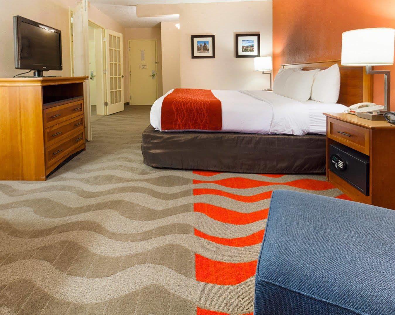 Comfort Inn & Suites Airport Сиракьюс Экстерьер фото
