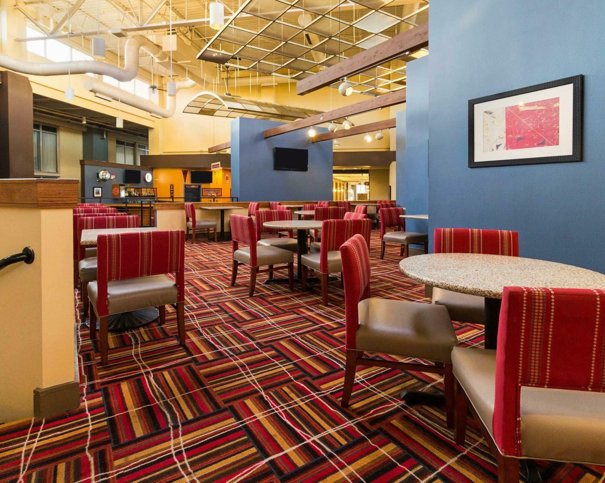 Comfort Inn & Suites Airport Сиракьюс Экстерьер фото