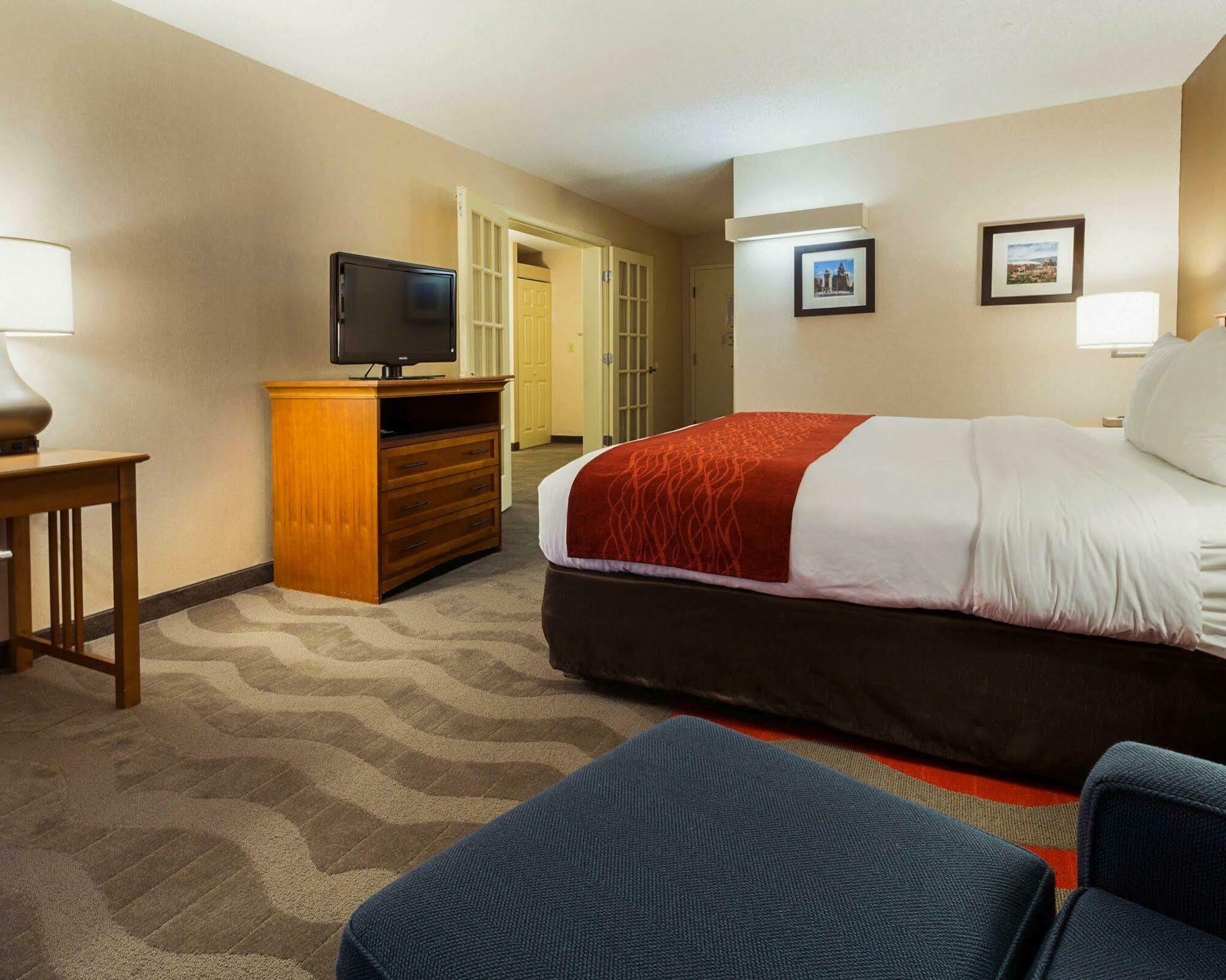 Comfort Inn & Suites Airport Сиракьюс Экстерьер фото