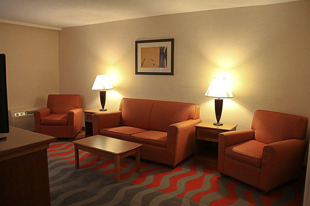 Comfort Inn & Suites Airport Сиракьюс Экстерьер фото